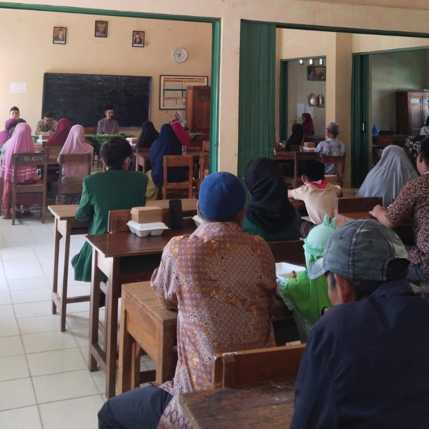 MI Ma'arif Kebanaran Adakan Kegiatan Santunan Anak Yatim bersama KKN UNU Purwokerto